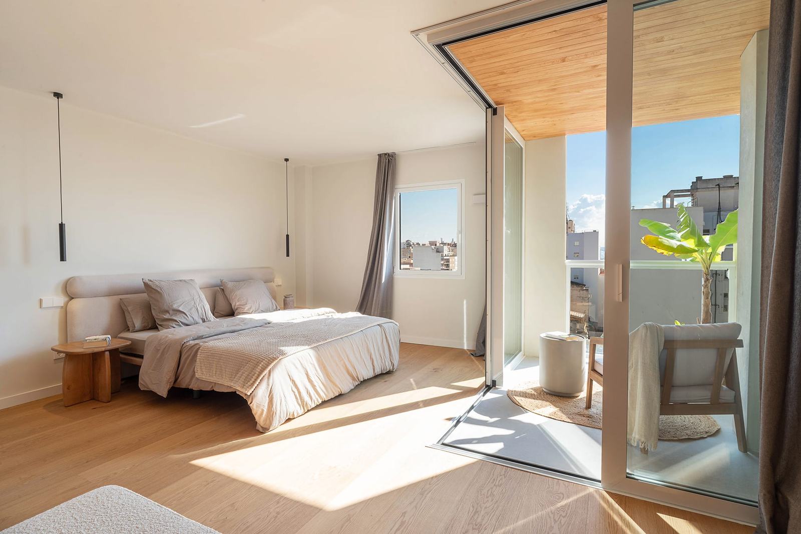 Dormitorio con salida a terraza tras una reforma integral en Mallorca