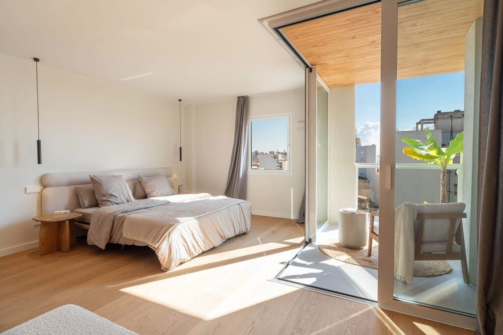 Dormitorio luminoso con salida al balcón y pavimento de madera