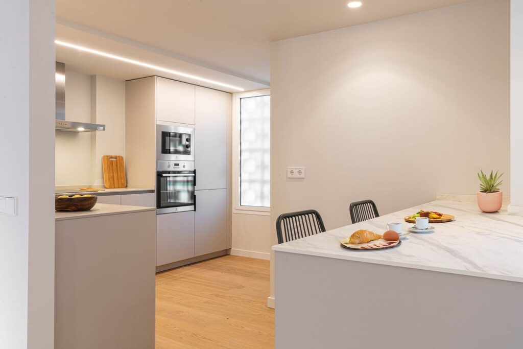 Cocina abierta con península y zona de desayuno