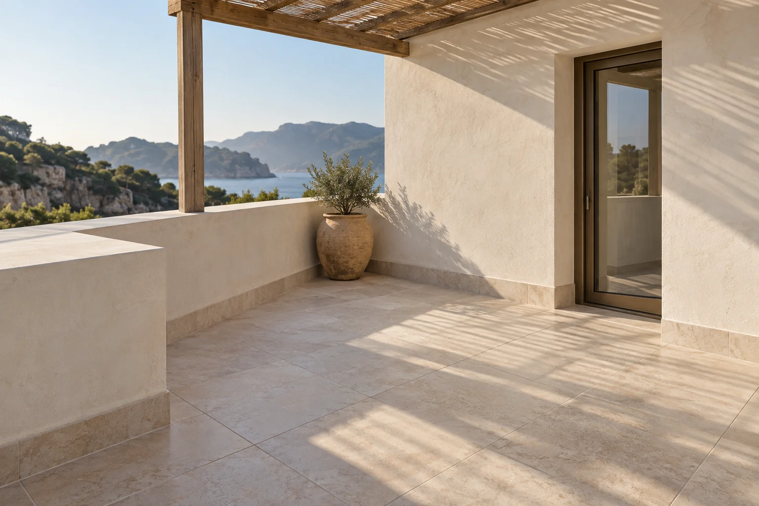Referencia de terraza mediterránea pavimentada con pérgola y encuentros exteriores