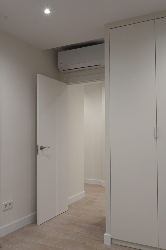 Puerta interior blanca y armario empotrado en una estancia de la vivienda